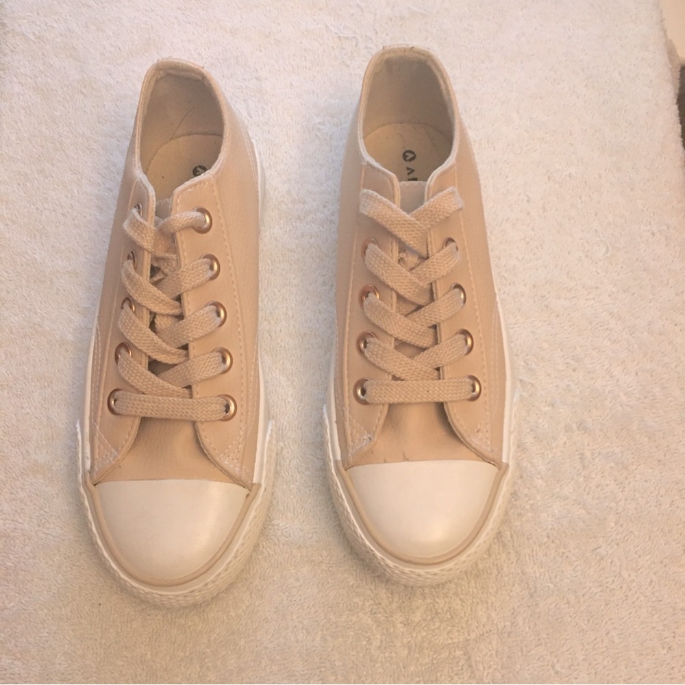 🧡Air Walk lace up low top sneakers blush color. Size 5.White rubber cap on top